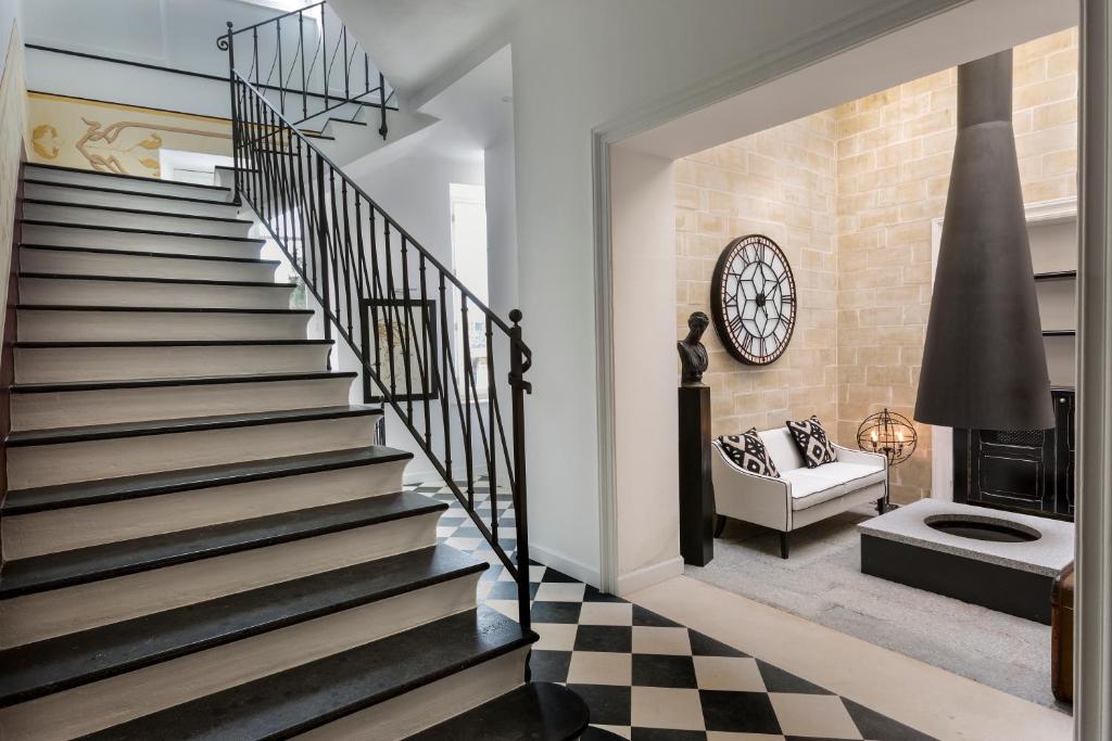 Villa Fanny - hal met trap en schouw