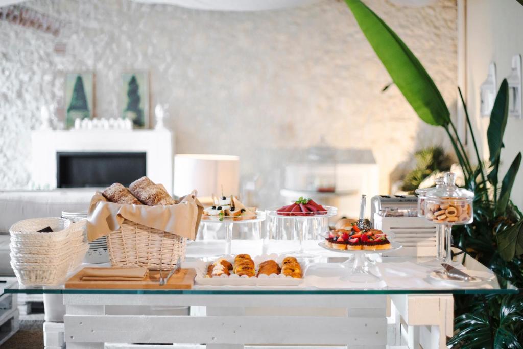 Villa Fanny - ontbijtbuffet met gebak en fruit