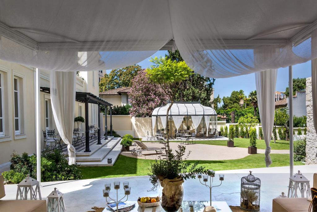 Villa Fanny - terras met paviljoen in de tuin