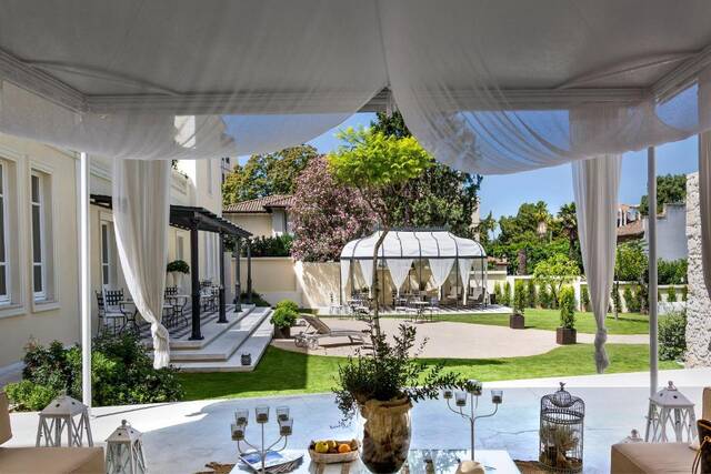 Villa Fanny - terras met paviljoen in de tuin