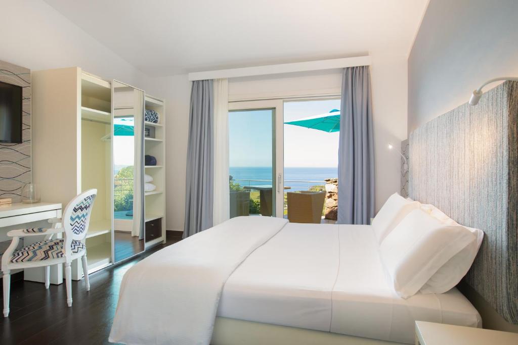 Hotel Bajaloglia Resort - kamer met bureau en uitzicht op zee