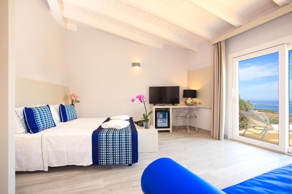 Hotel Bajaloglia Resort - kamer onder het schuine dak met zeezicht