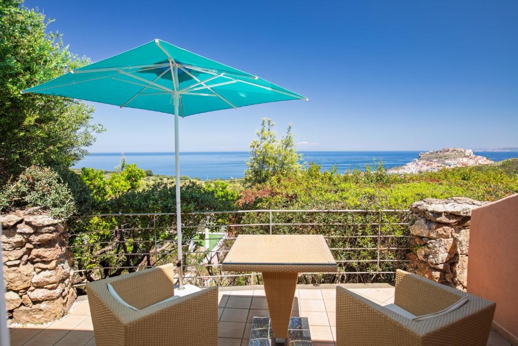 Hotel Bajaloglia Resort - terras met parasol en zeezicht
