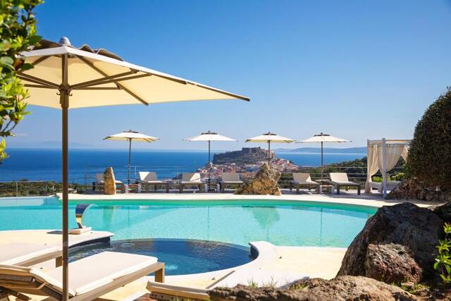 Hotel Bajaloglia Resort - zwembad met uitzicht op Castelsardo