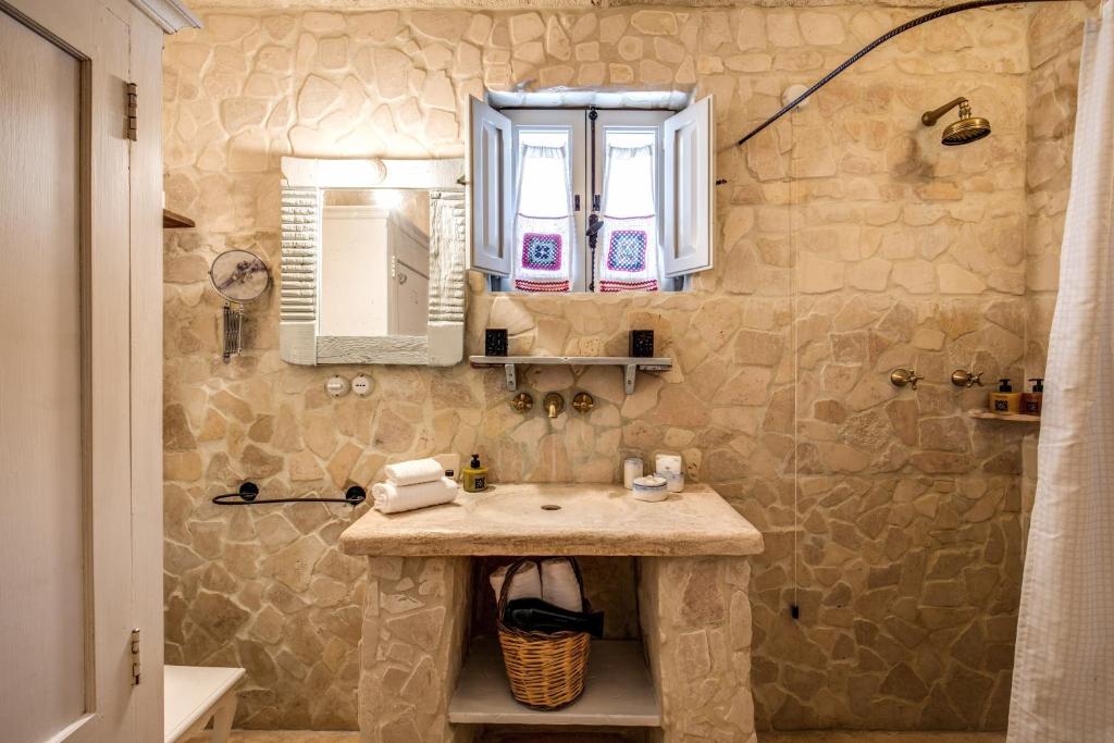 Masseria Cervarolo - badkamer met stenen wastafel