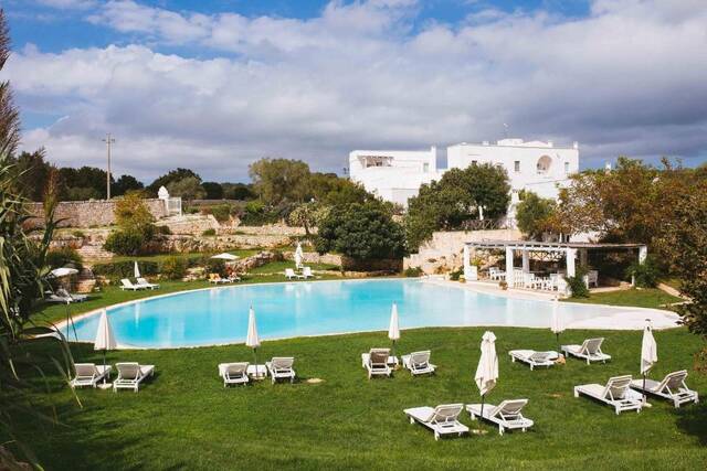 Masseria Cervarolo - buitenzwembad met ligbedden in de tuin