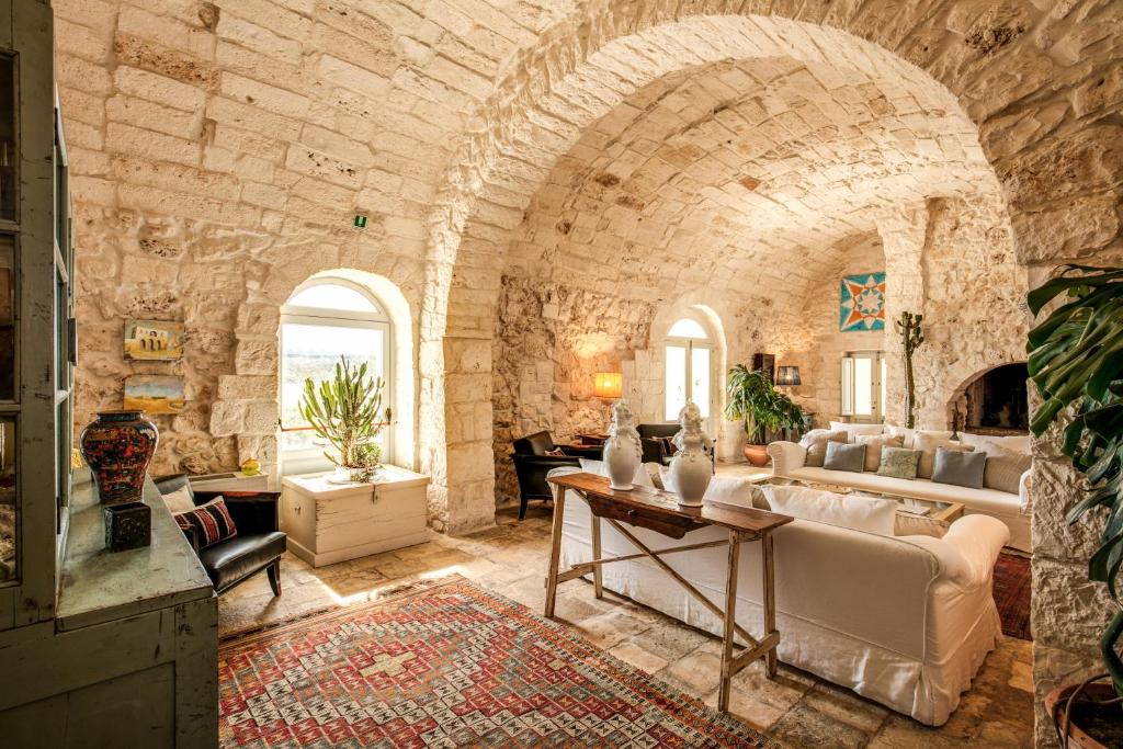 Masseria Cervarolo - lounge onder het stenen gewelf