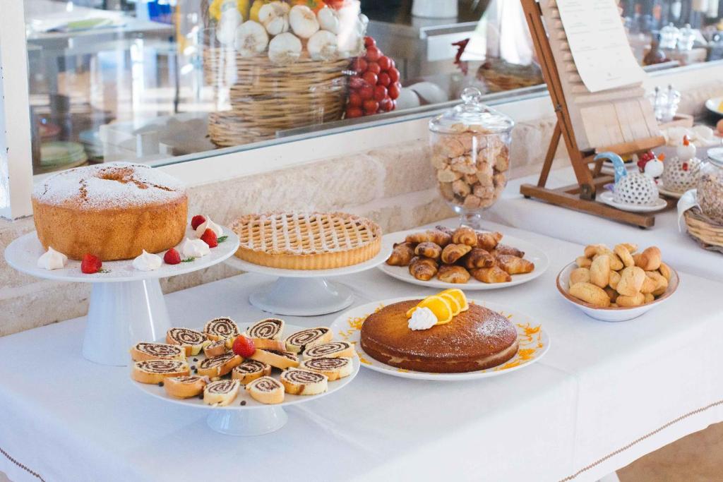 Masseria Cervarolo - ontbijtbuffet met taarten en gebak