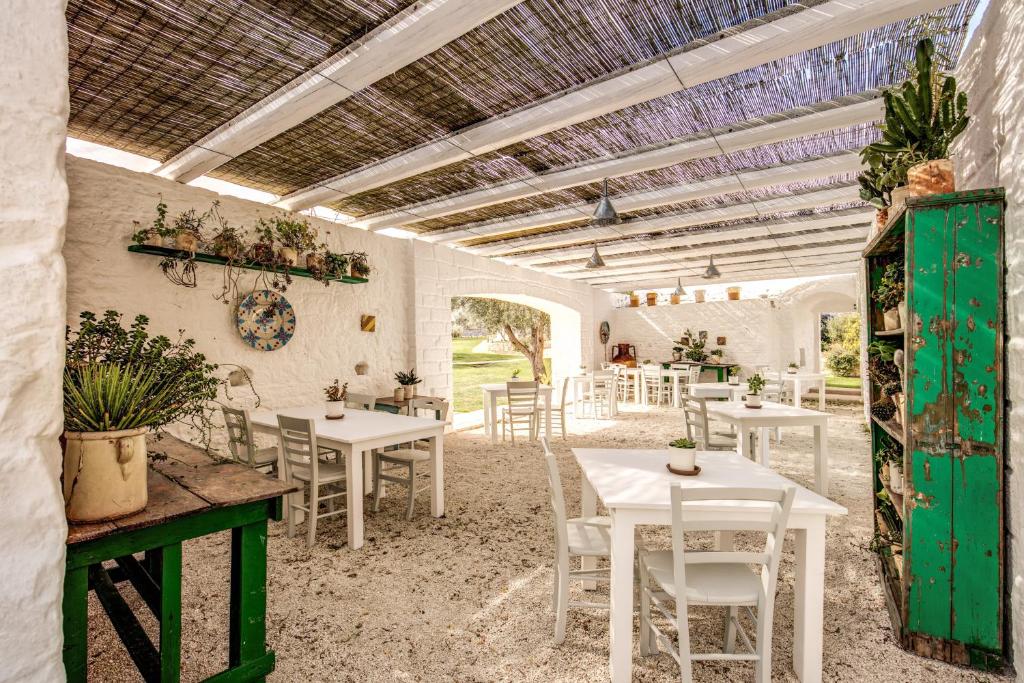 Masseria Cervarolo - overdekt terras met tafels