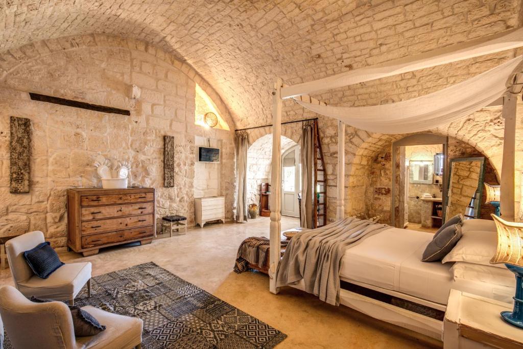 Masseria Cervarolo - suite met zithoek onder het gewelf