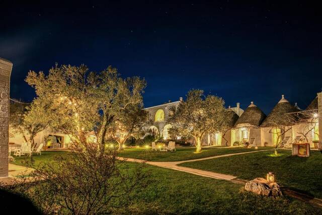 Masseria Cervarolo - verlichte trulli in de avond