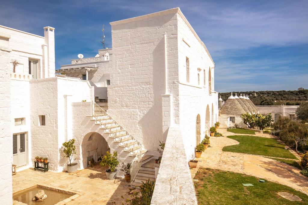 Masseria Cervarolo - witte gevel met buitentrap