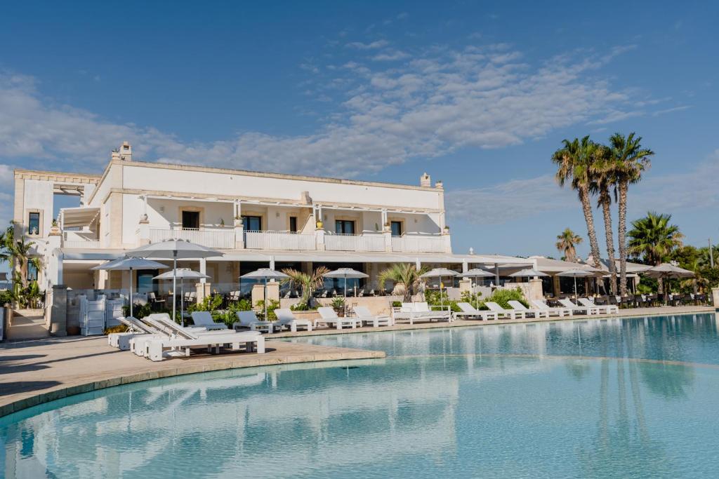 Canne Bianche Lifestyle Hotel - buitenzwembad met palmen langs het hotel
