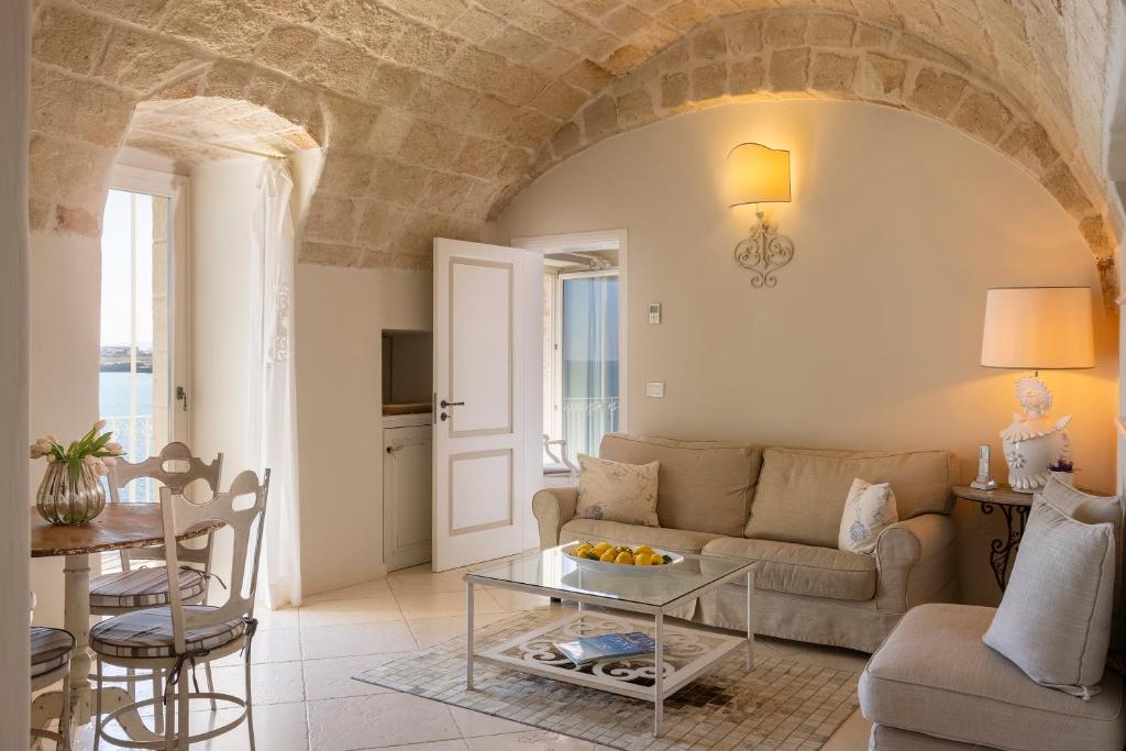 Dimora Don Ferrante - suite met gewelfd plafond en bank