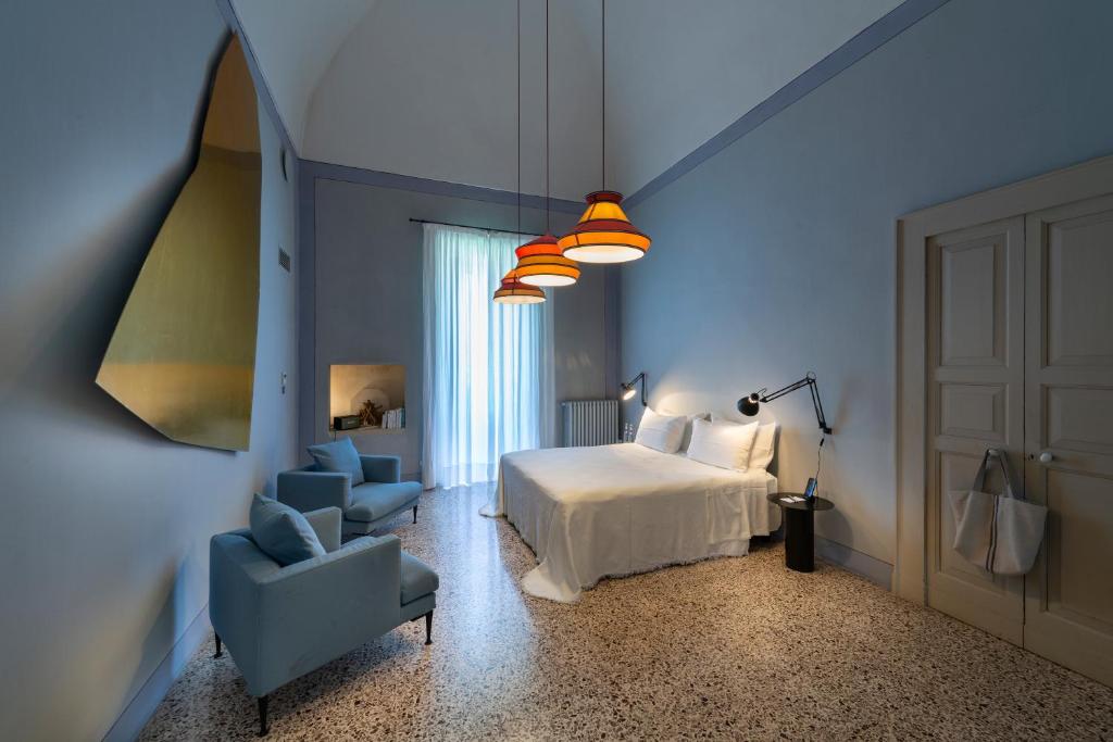 Palazzo Daniele - kamer met zithoek en hoge ramen