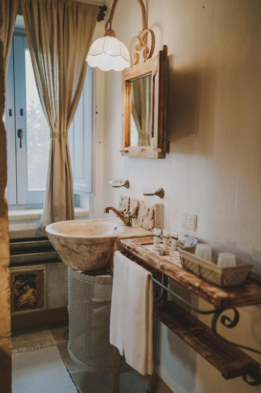 Masseria Montenapoleone - badkamer met stenen wastafel