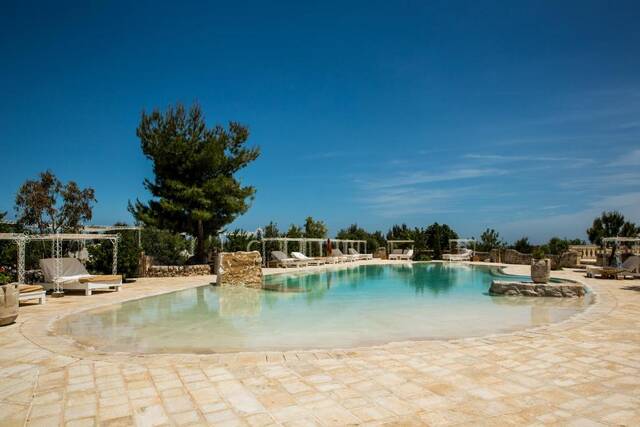 Masseria Montenapoleone - buitenzwembad met natuurstenen rand