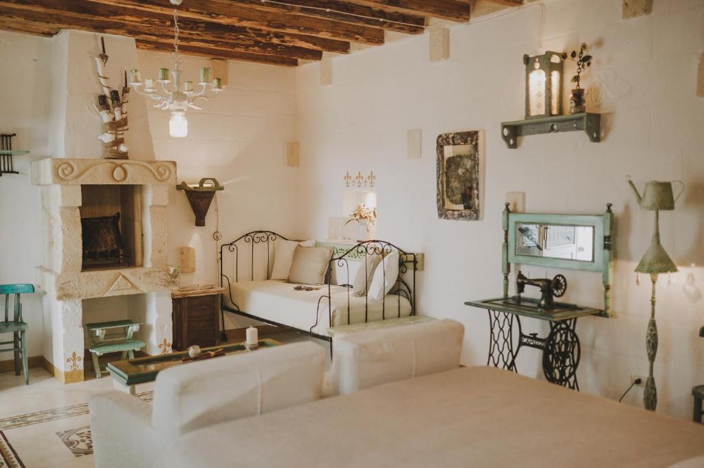 Masseria Montenapoleone - zitkamer met schouw