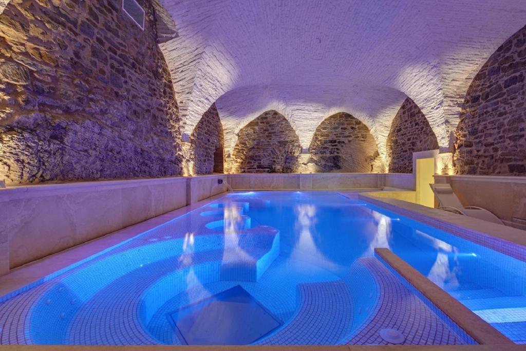Monastero di Cortona - verwarmd binnenzwembad in de spa