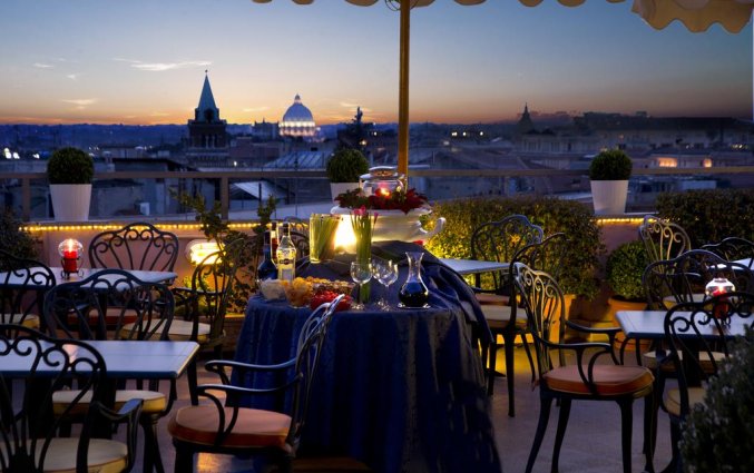 Uitzicht in de avond vanaf het terras van Hotel Marcella Royal