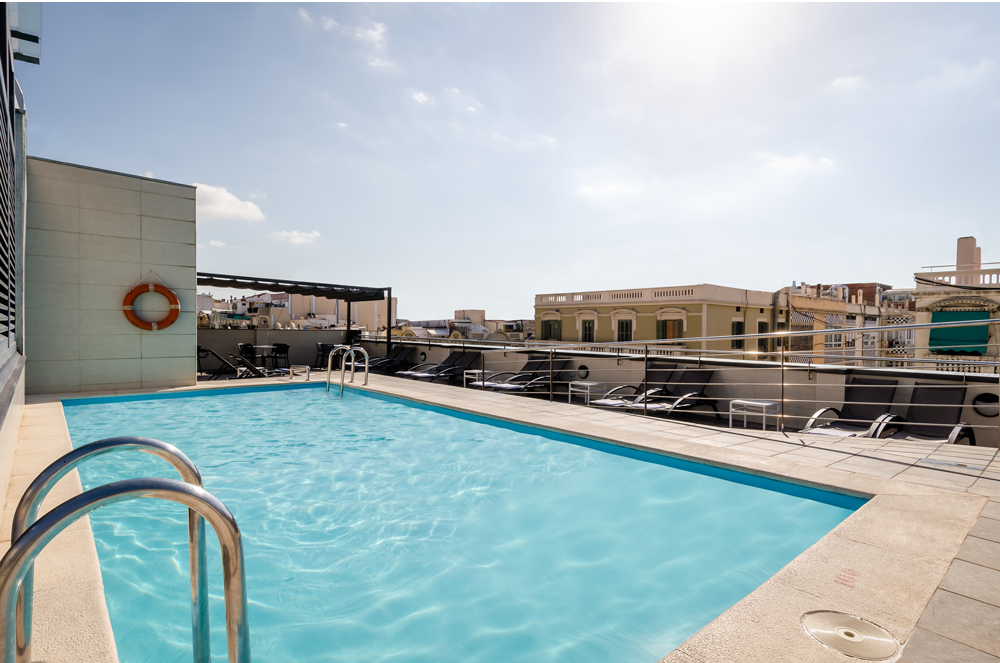 Zwembad met uitzicht van Sunotel Club Central Barcelona