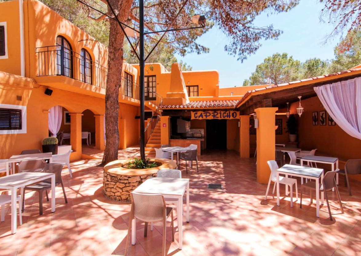 Terras van Hotel Cala Martina by LLUM op Ibiza