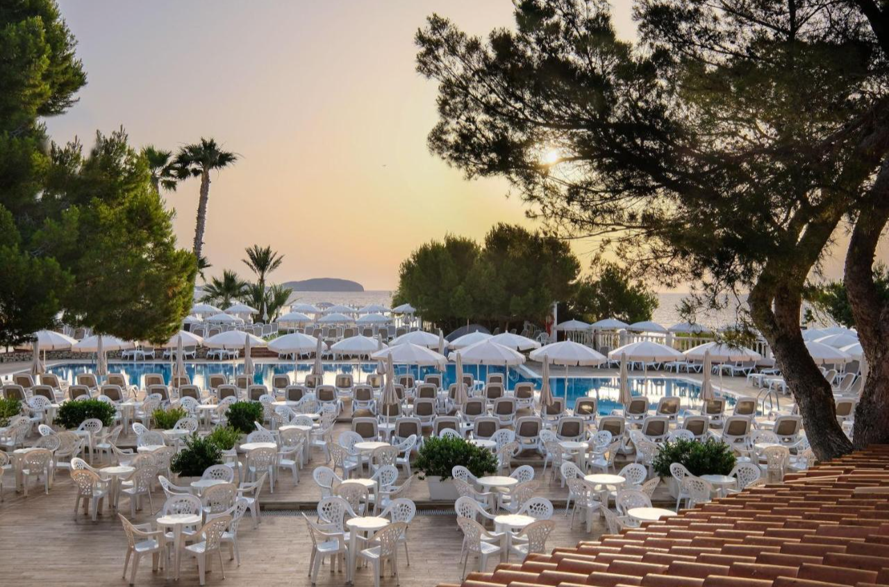 Terras van Hotel Cala Martina by LLUM op Ibiza