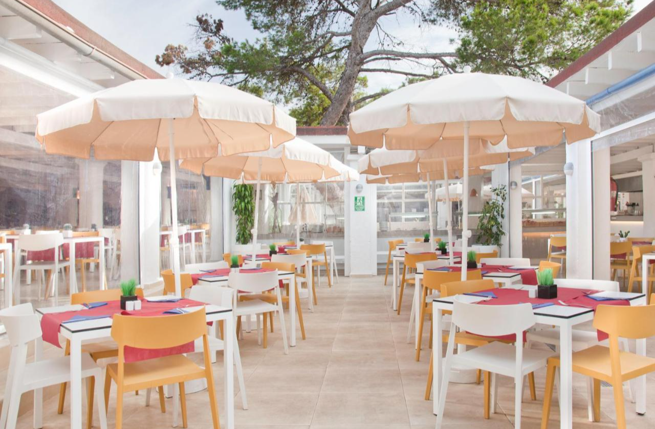 Terras van Hotel Cala Martina by LLUM op Ibiza