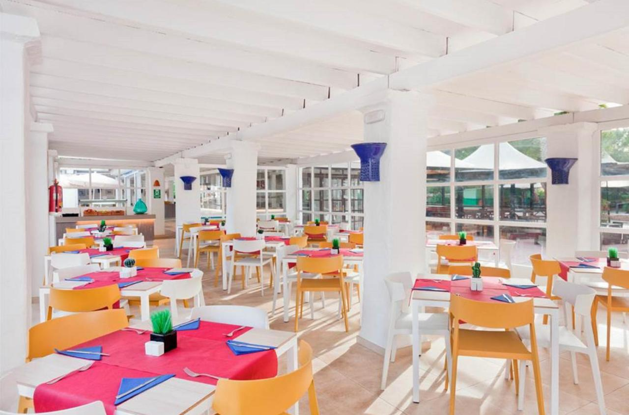 Terras van Hotel Cala Martina by LLUM op Ibiza