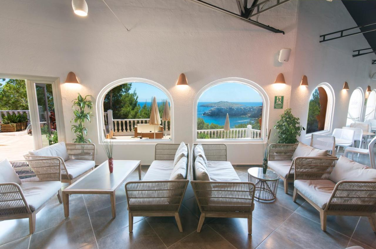 Terras van Hotel Cala Martina by LLUM op Ibiza