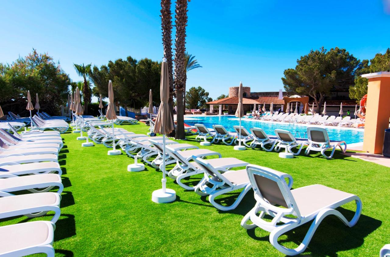 Zonneterras van Hotel Cala Martina by LLUM op Ibiza
