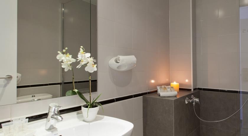 Badkamer van een tweepersoonskamer van Hotel Medicis in Barcelona