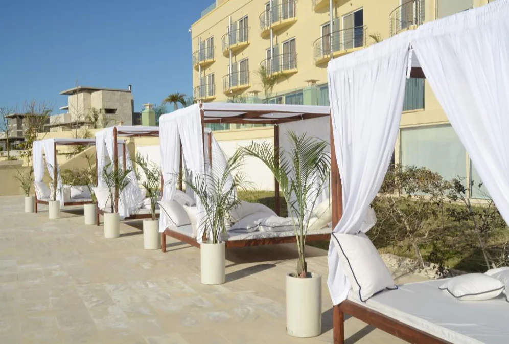 Hotel-E Spa & Resort ligbedden 