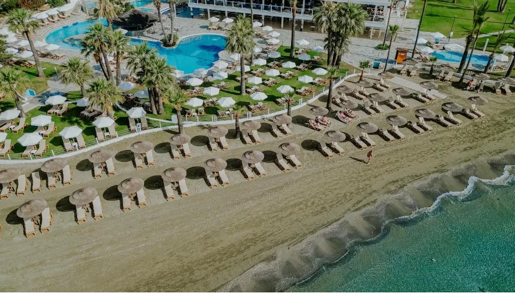 Hotel Golden Bay Beach ligbedden 