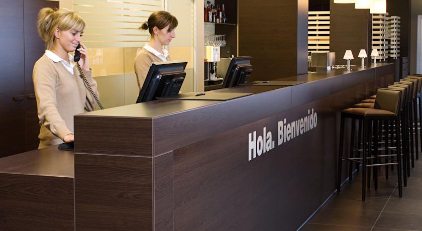 Receptie van Hotel NH Berlin Postdamer Platz in Berlijn