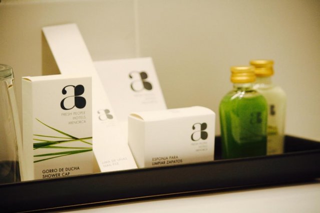 Toiletartikelen in een badkamer van een tweepersoonskamer van Hotel Artiem in Madrid