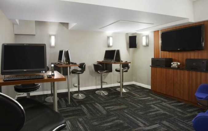 Ruimte met computers in Hotel Edison in New York