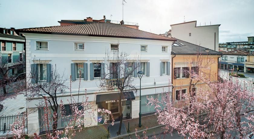 Buitenkant van hotel Aaron stedentrip Venetië