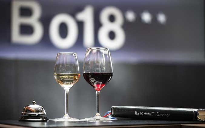 Tafel met wijnglazen in de bar van Hotel Bo18 in Budapest