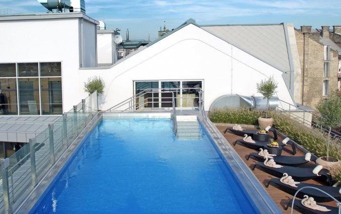 Buitenzwembad van Hotel Continental in Budapest