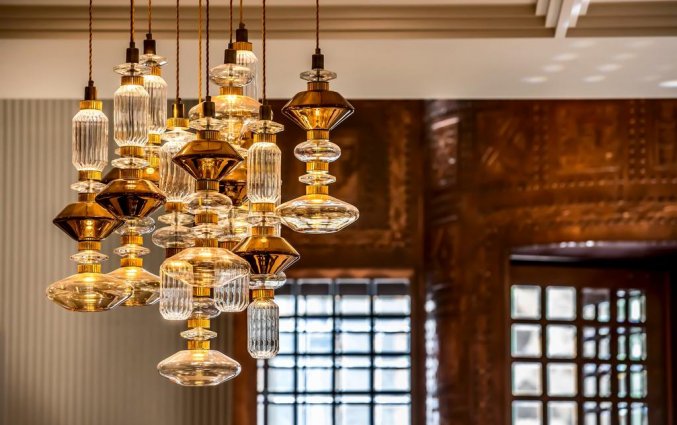 Lampen van een tweeperoonskamer van Hotel Continental in Budapest