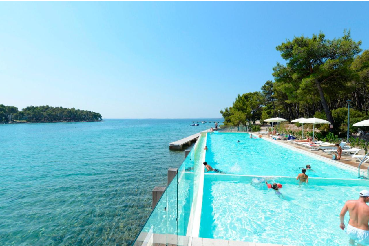 Zwembad van Hotel Crvena Luka Kroatië
