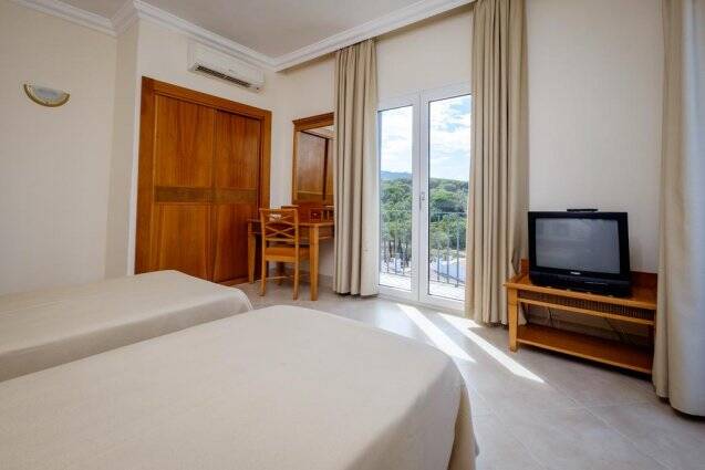 Slaapkamer van Hotel Montjoi by Brava Hoteles