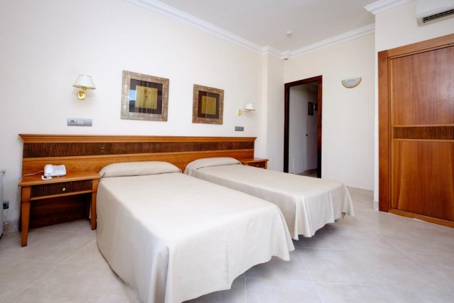 Slaapkamer van Hotel Montjoi by Brava Hoteles