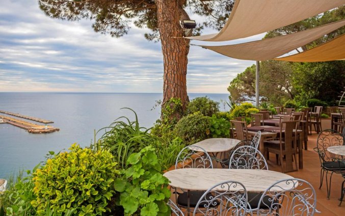 Terras met uitzicht van Hotel Montjoi by Brava Hoteles