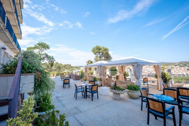 Terras van Hotel Montjoi by Brava Hoteles