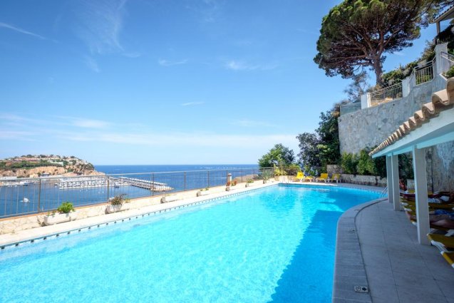 Zwembad van Hotel Montjoi by Brava Hoteles