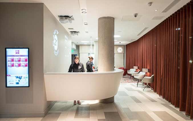 Receptie van hotel Ibis Centre South Bridge in Edinbugh
