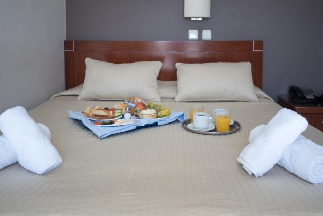 Tweepersoonsbed van Hotel Epidavros Athene