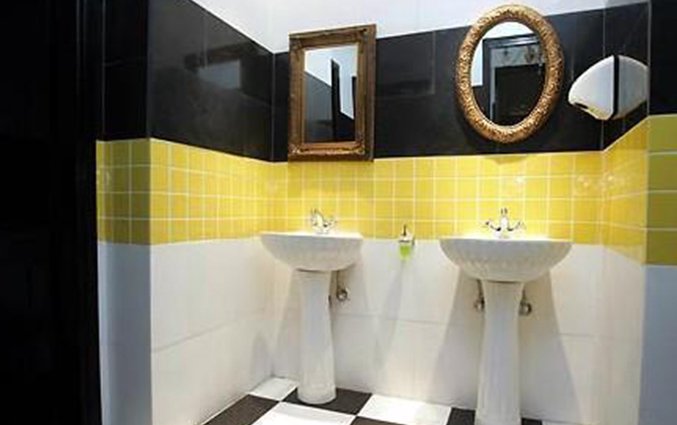 Badkamer van een tweepersoonskamer van Art Athens in Athene